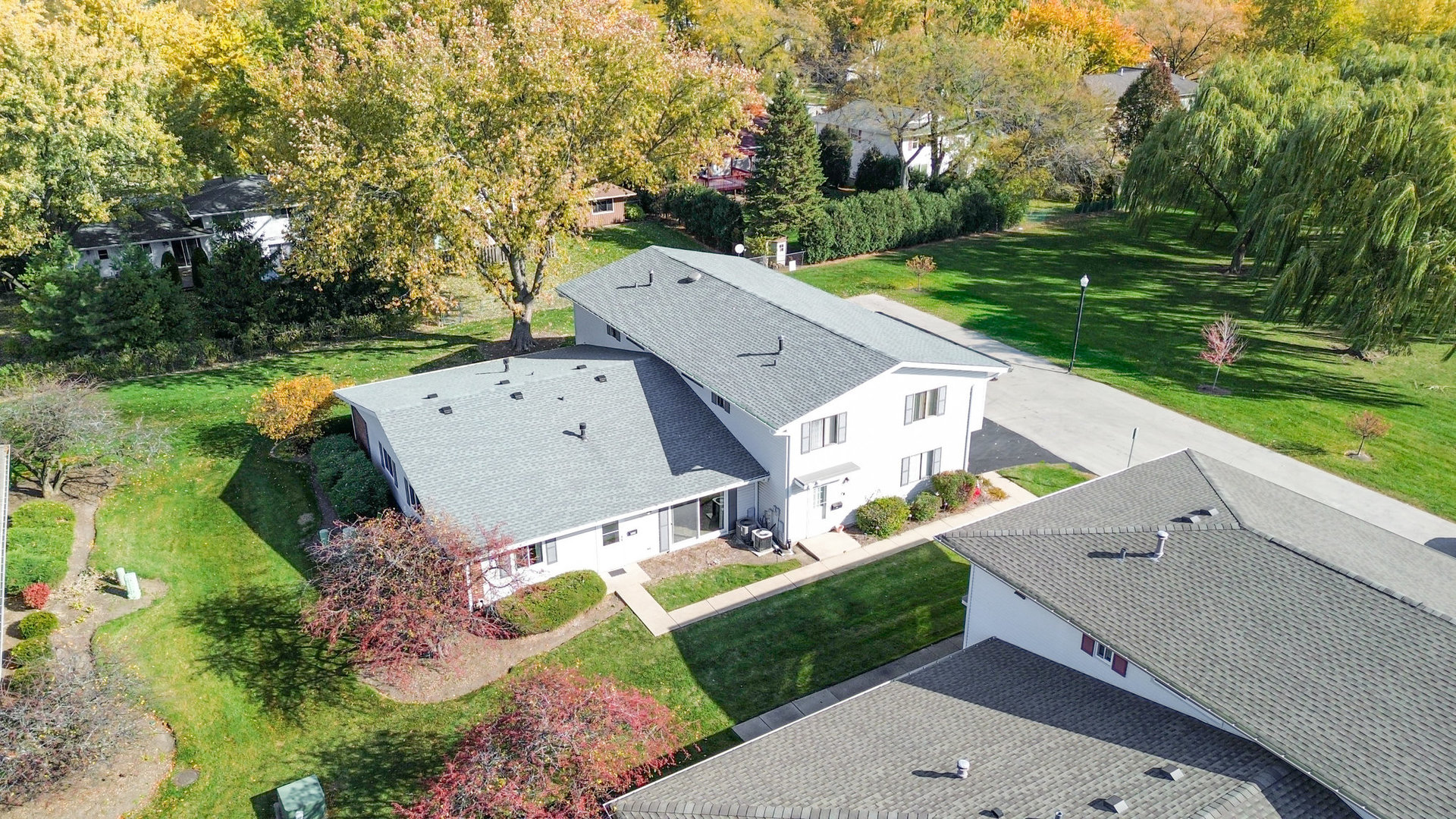 314 Covehill Court, Unit 314 Schaumburg, IL 60193 - Photo 14 of 18 an aerial view of a house with a big yard