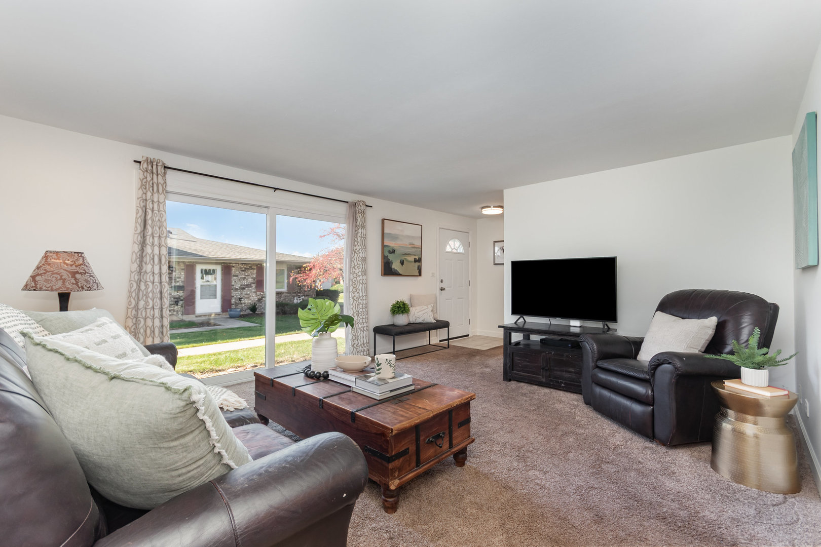 314 Covehill Court, Unit 314 Schaumburg, IL 60193 - Photo 3 of 18 a living room with furniture and a flat screen tv