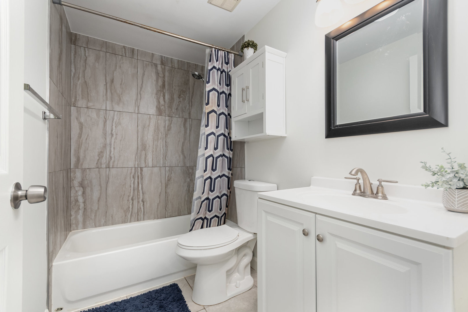 314 Covehill Court, Unit 314 Schaumburg, IL 60193 - Photo 8 of 18 a bathroom with a sink toilet and shower