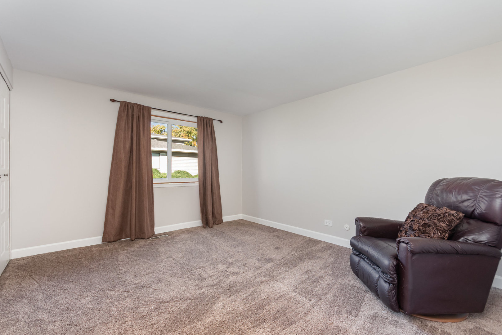 314 Covehill Court, Unit 314 Schaumburg, IL 60193 - Photo 9 of 18 a living room with furniture and a window