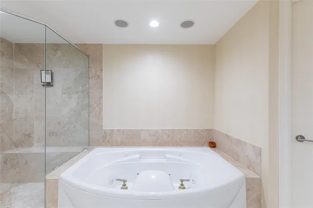 $1,350,000 | 20201 East Country Club Drive, Unit 706, Aventura, FL 33180