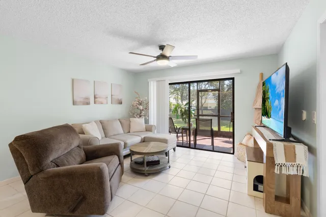 $189,000 | 1270 Southeast Parkview Place, Unit B5, Stuart, FL 34994