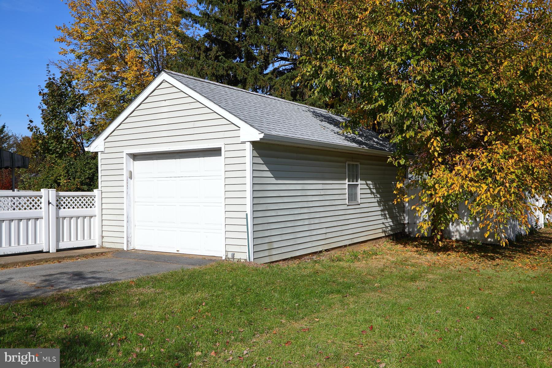 2009 Hemlock Road Lancaster, PA 17603 - Photo 3 of 24 Gallery Image 3