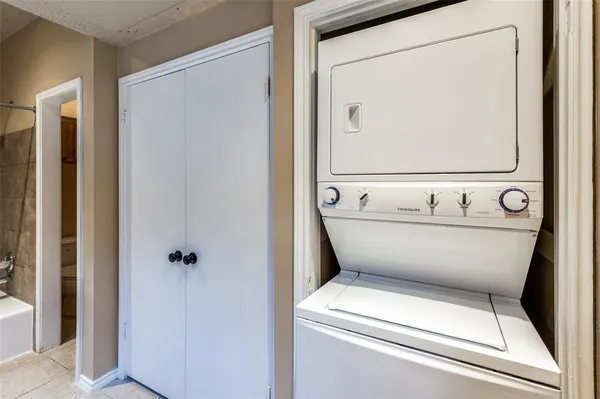 a close up view of a washer and dryer