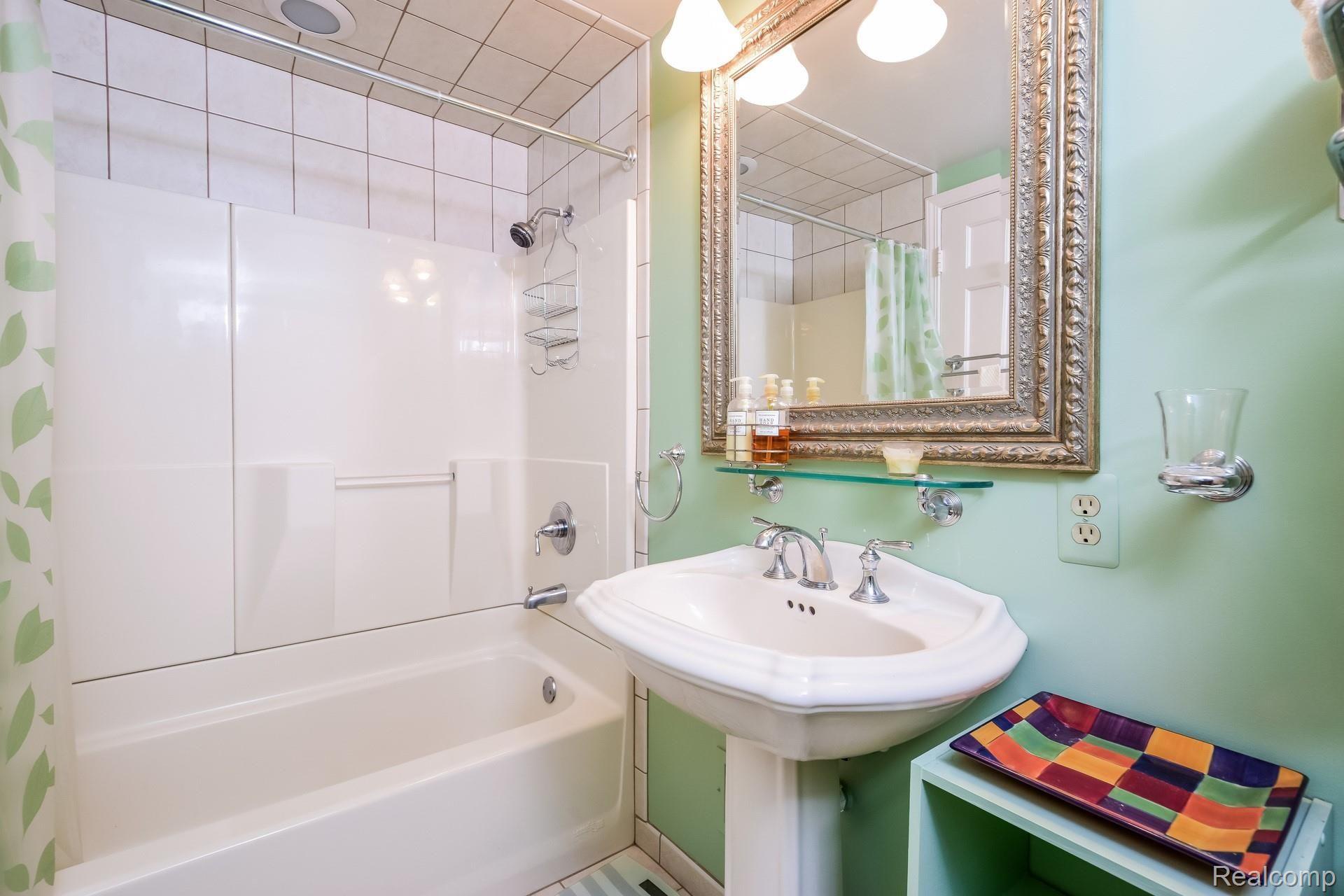 852 Peach Tree Lane Rochester, MI 48306 - Photo 34 of 54 037-Bathroom-5927689-medium.jpg