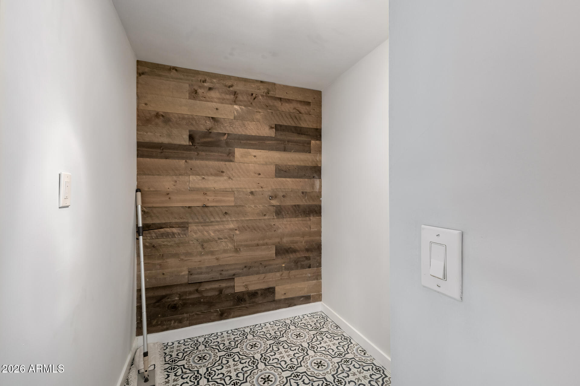 2402 North 37th Street Phoenix, AZ 85008 - Photo 31 of 44 a bathroom with a shower