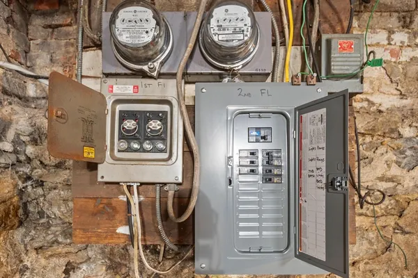 a picture of a room with a floor plan