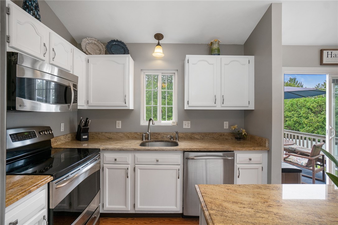 159 Mohawk Trail Cranston, RI 02921 - Photo 7 of 27 Gallery Image 7