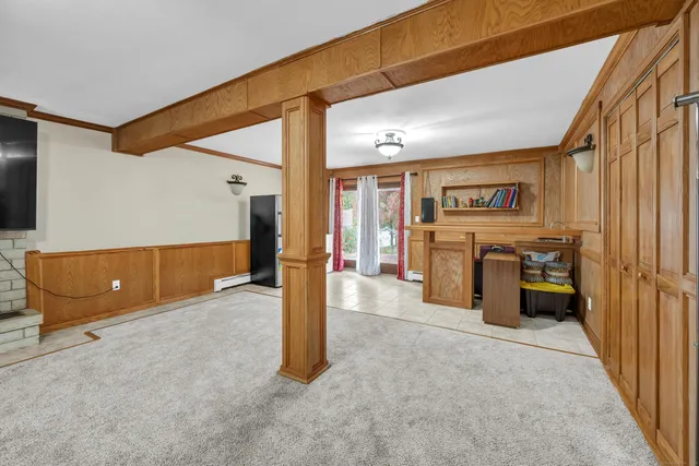 a view of livingroom with furniture