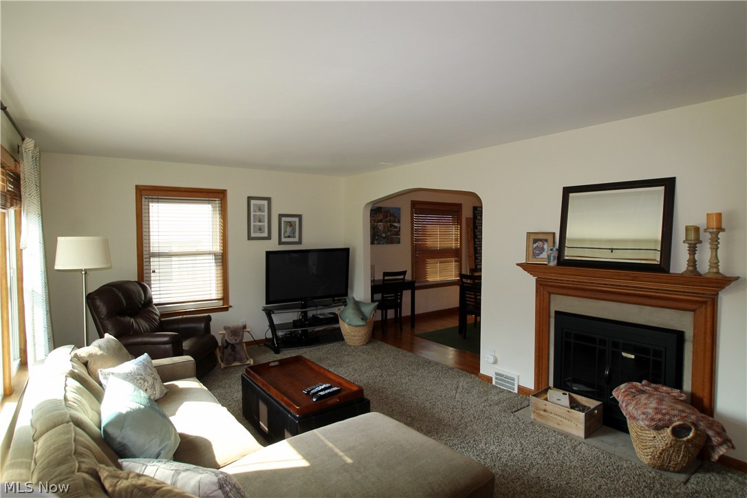 2456 Laurelhurst Road Cleveland, OH 44118 - Photo 2 of 13 Gallery Image 2
