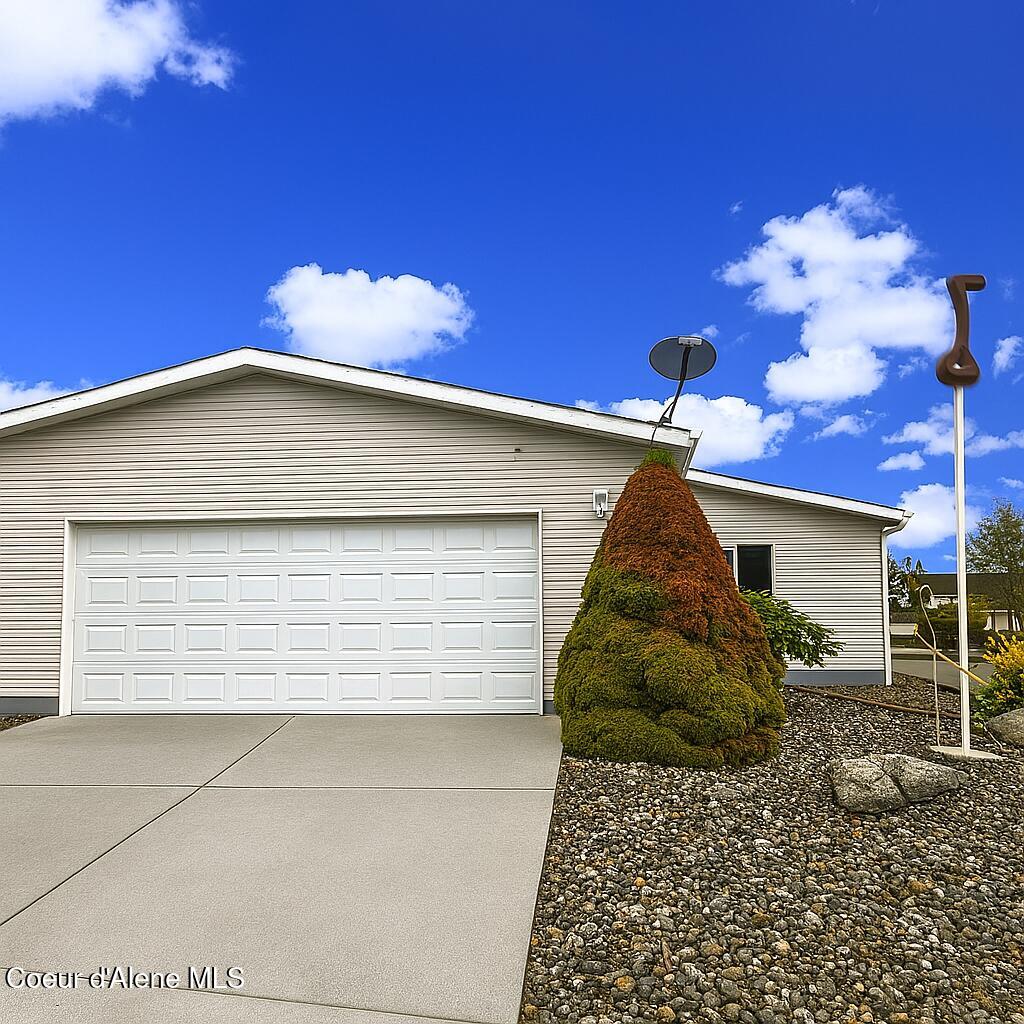 8473 West Rushmore Street Rathdrum, ID 83858 - Photo 2 of 72 Garage