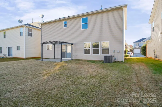 a view of a house with backyard and garden