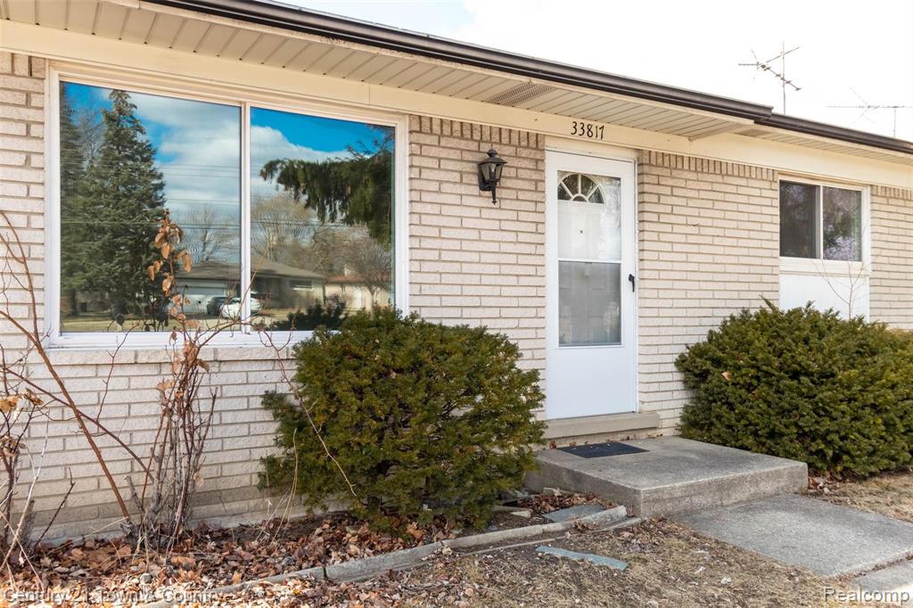 33817 Ryan Road Sterling Heights, MI 48310 - Photo 3 of 32
