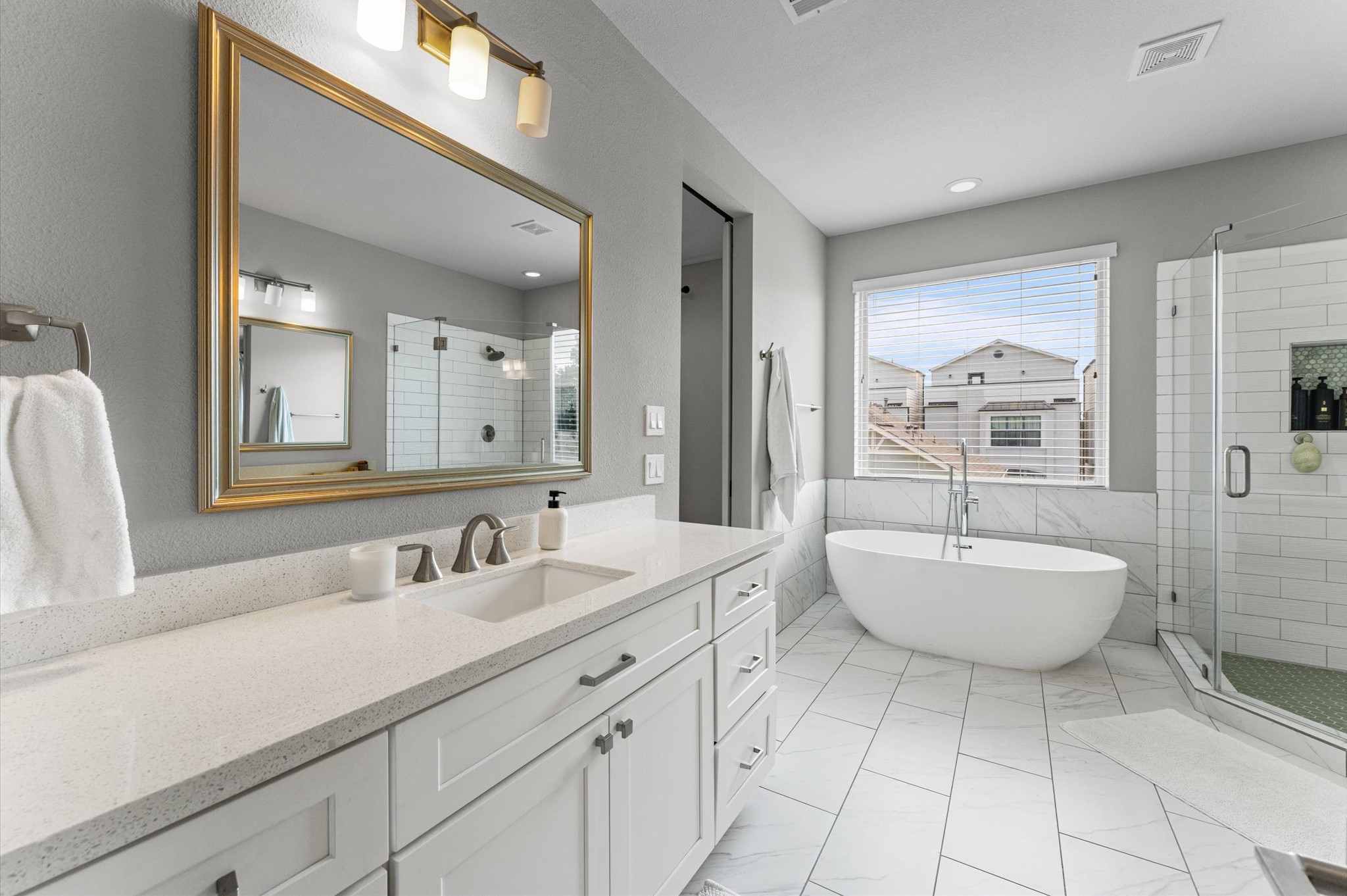910 West 18th Street, Unit B Houston, TX 77008 - Photo 17 of 28 Primary bath features soaking tub, dual sinks and a vanity area.