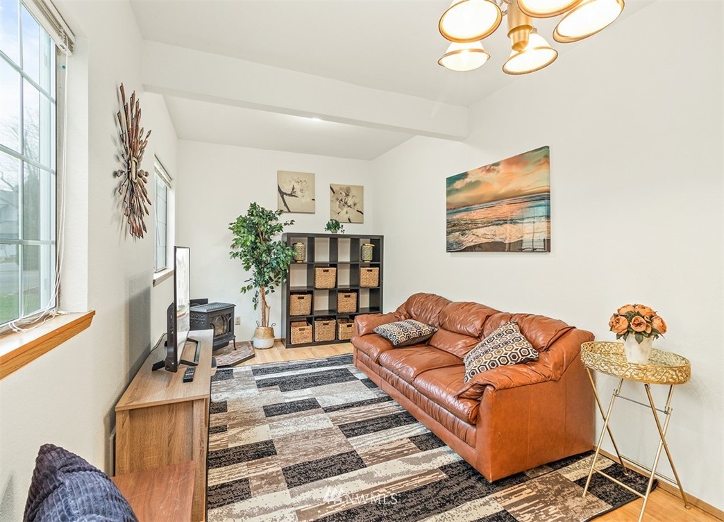 2122 186th Place Southeast Bothell, WA 98012 - Photo 6 of 25 a living room with furniture flowerpot and window