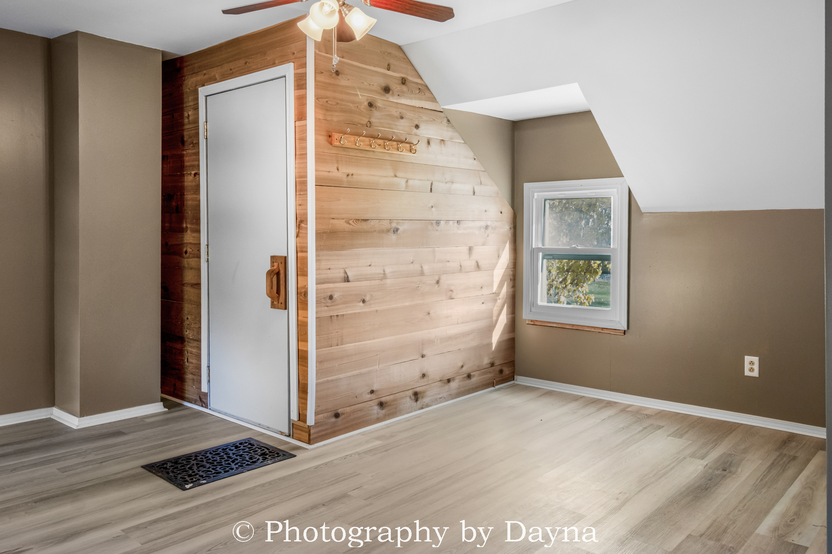 569 South Chestnut Street Chebanse, IL 60922 - Photo 14 of 22 an empty room with windows