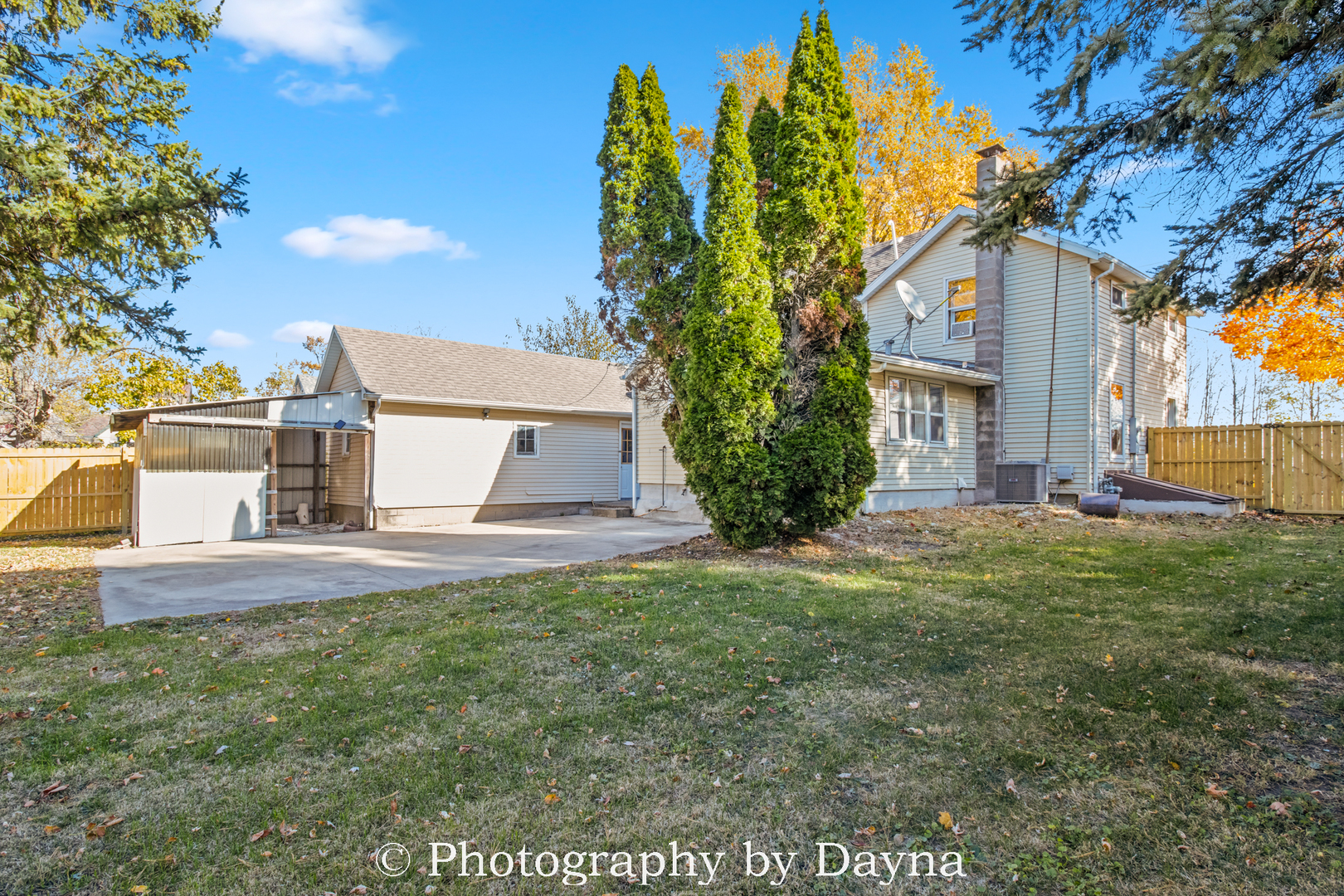 569 South Chestnut Street Chebanse, IL 60922 - Photo 18 of 22 a front view of a house with garden