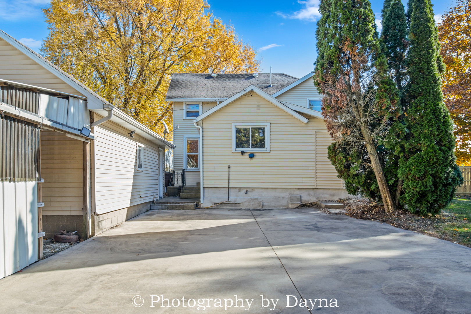 569 South Chestnut Street Chebanse, IL 60922 - Photo 19 of 22 a view of a white house with a large tree