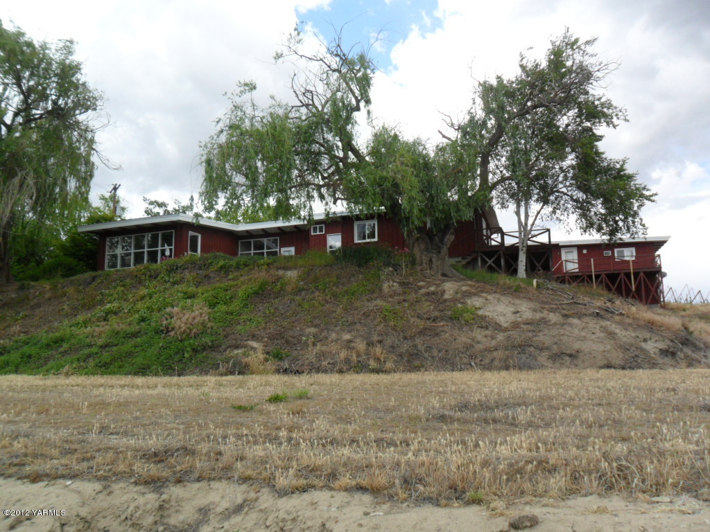 801 Clark Road Wapato, WA 98951 - Photo 1 of 28 a view of a house with a yard