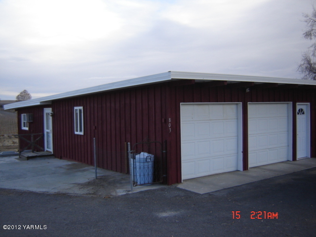 801 Clark Road Wapato, WA 98951 - Photo 2 of 28 an empty room with closet