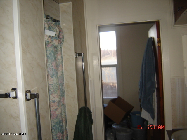 801 Clark Road Wapato, WA 98951 - Photo 11 of 28 a view of a bathroom