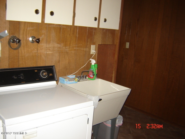 801 Clark Road Wapato, WA 98951 - Photo 12 of 28 a utility room with dryer and washer