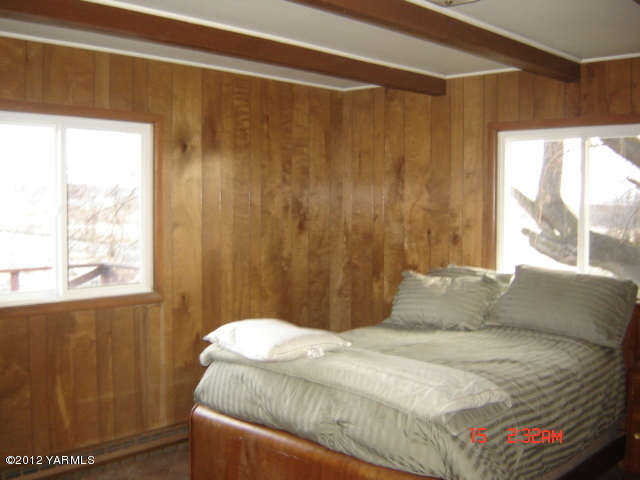 801 Clark Road Wapato, WA 98951 - Photo 13 of 28 a bedroom with a bed and a window with the outer view