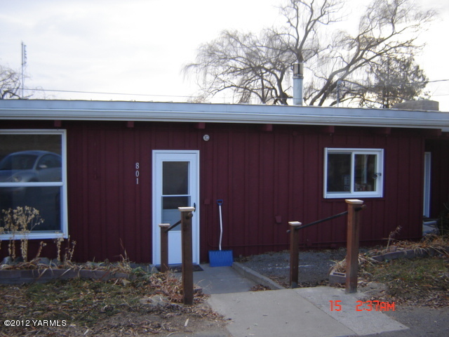 801 Clark Road Wapato, WA 98951 - Photo 14 of 28 a backyard of a house with seating space