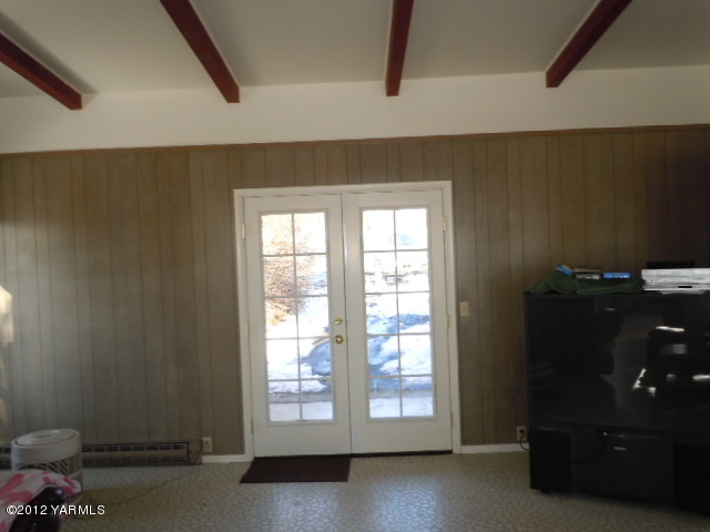 801 Clark Road Wapato, WA 98951 - Photo 20 of 28 an empty room with windows