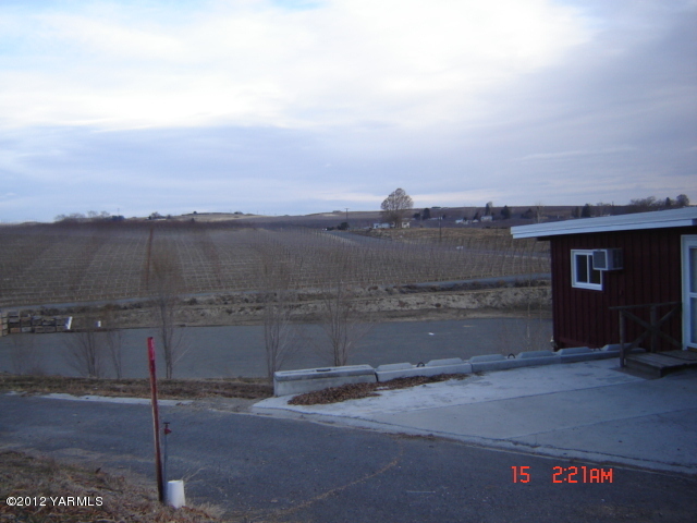 801 Clark Road Wapato, WA 98951 - Photo 3 of 28 a view of a street with an ocean view