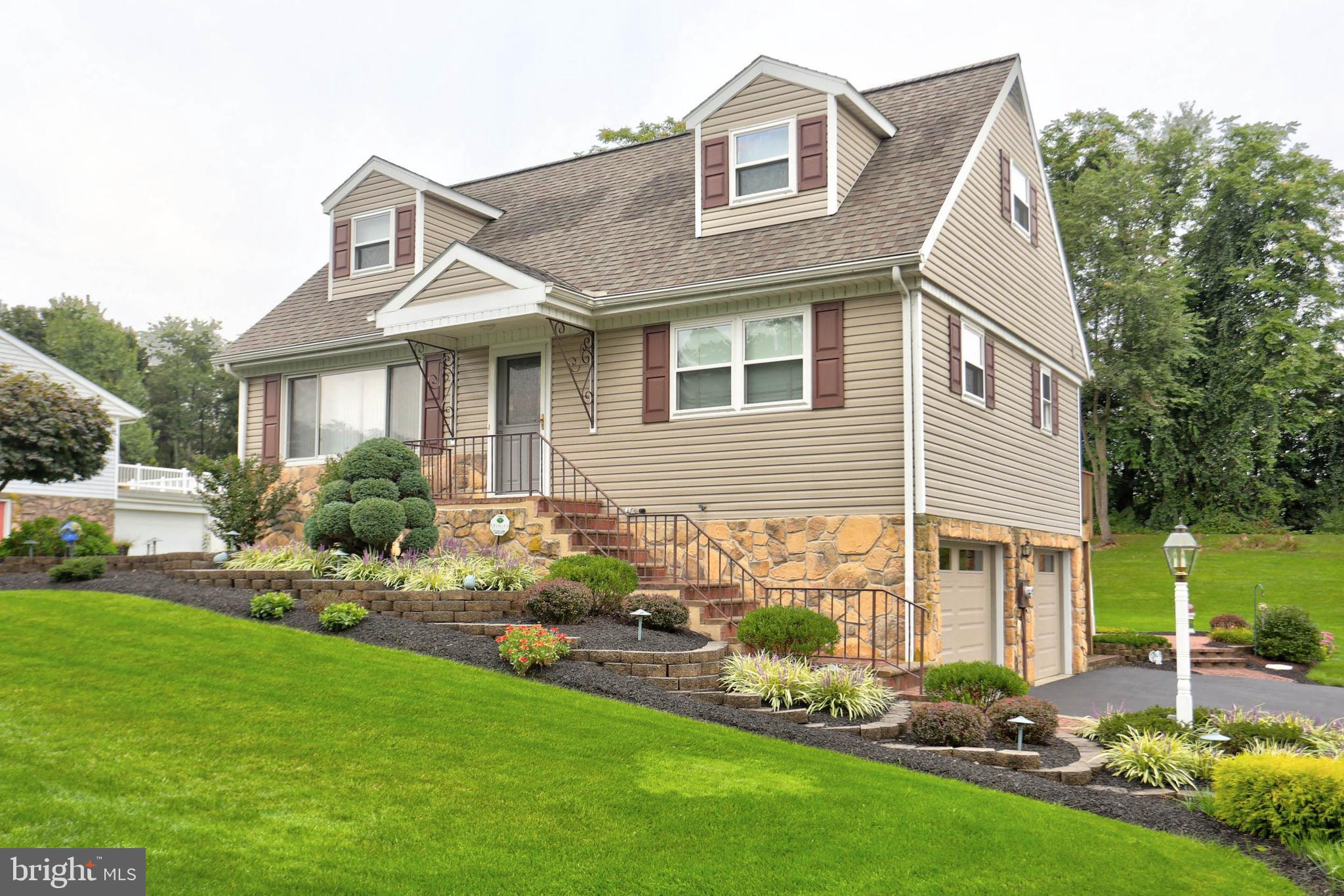 977 Hampden Road Elizabethtown, PA 17022 - Photo 2 of 25 a front view of house with yard and green space