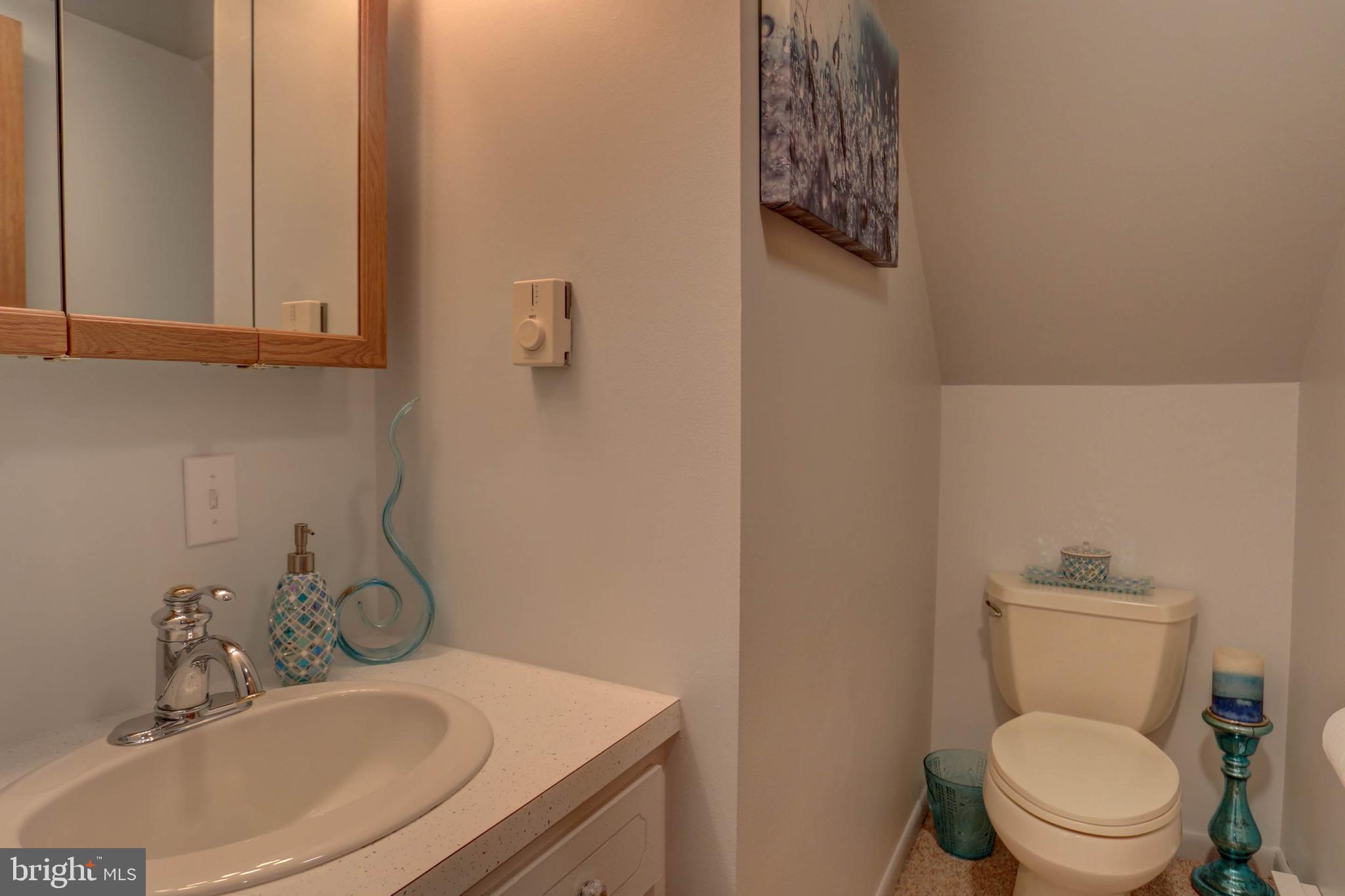 977 Hampden Road Elizabethtown, PA 17022 - Photo 17 of 25 a bathroom with a toilet sink and mirror