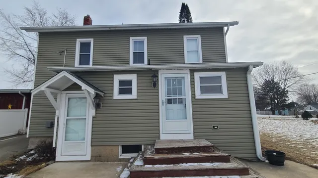 $195,000 | 707 Douglas Avenue, Ashton, IL 61006