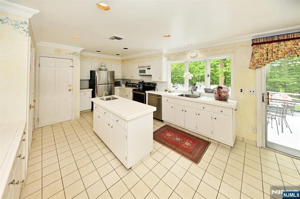 16 Knollwood Road Upper Saddle River, NJ 07458 - Photo 16 of 43