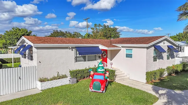 a view of back yard of the house