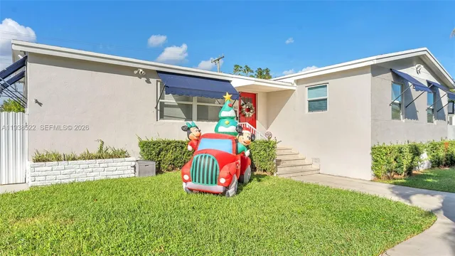 a view of back yard of the house