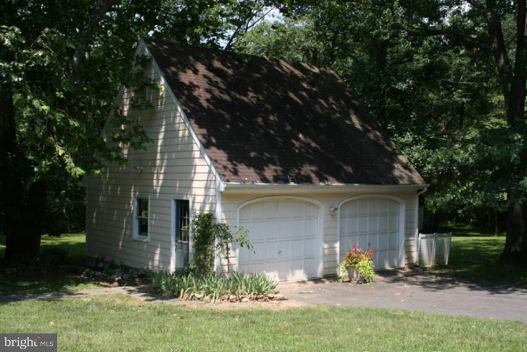 23031 St Louis Road Middleburg, VA 20117 - Photo 5 of 14 Garage 1
