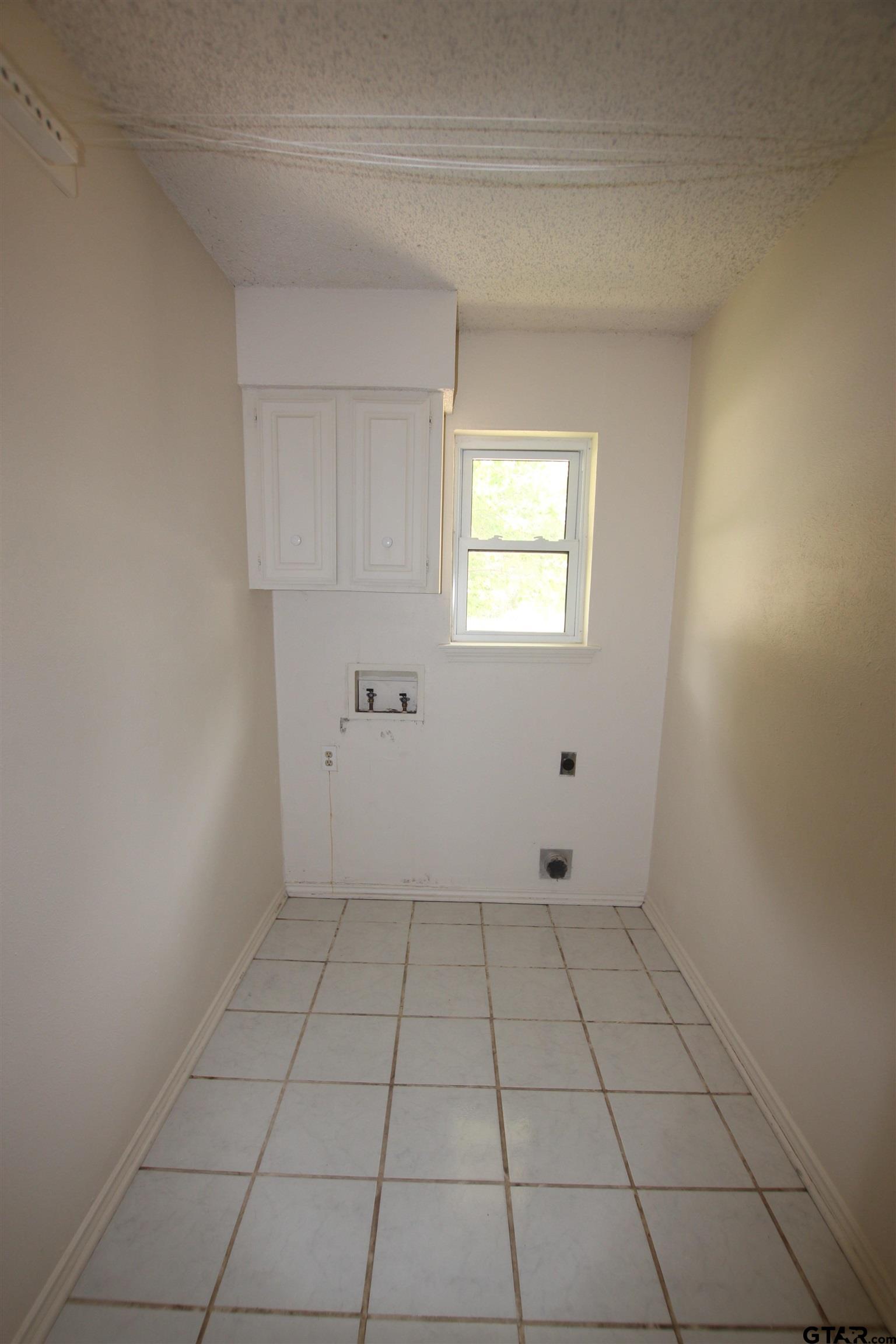 4210 Heather Lane Tyler, TX 75703 - Photo 10 of 27 a view of an empty room and window