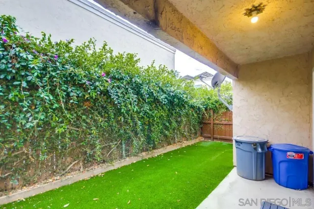 a view of yard with green space