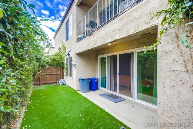 a view of an house with backyard porch and garden