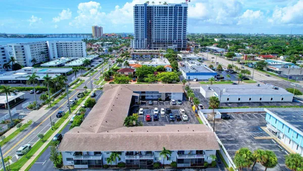 $1,850 | 510 Lake Shore Drive, Unit 20, Lake Park, FL 33403