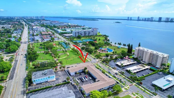 $1,850 | 510 Lake Shore Drive, Unit 20, Lake Park, FL 33403