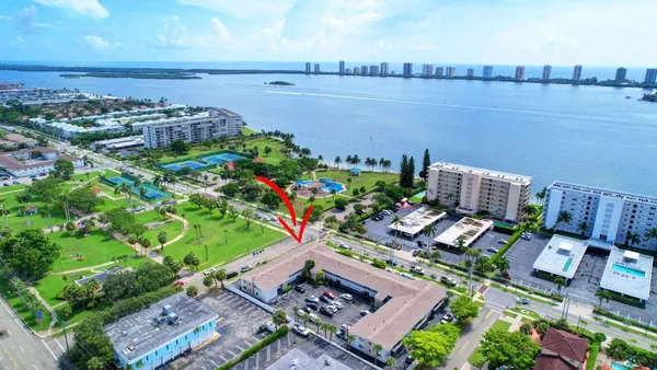 $1,850 | 510 Lake Shore Drive, Unit 20, Lake Park, FL 33403