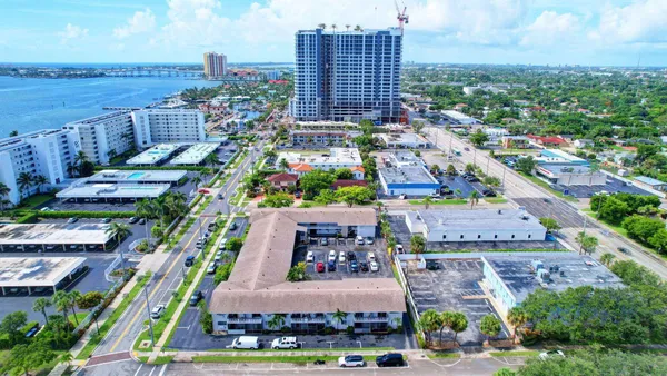 $1,850 | 510 Lake Shore Drive, Unit 20, Lake Park, FL 33403