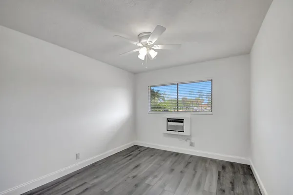 $1,850 | 510 Lake Shore Drive, Unit 20, Lake Park, FL 33403