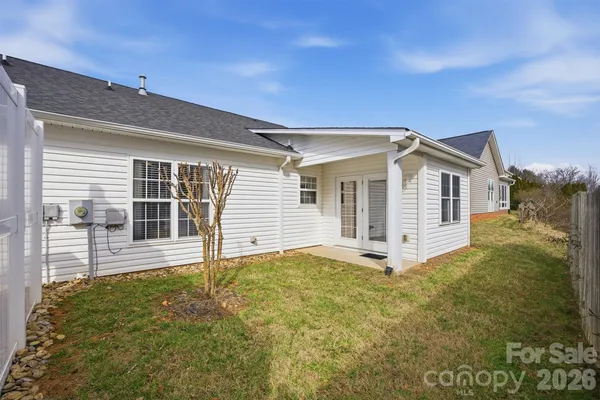 a view of a house with backyard and garden