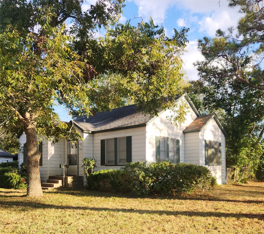 1400 Dyer Avenue Rosenberg, TX 77471 - Photo 1 of 20 front view of a house with a yard