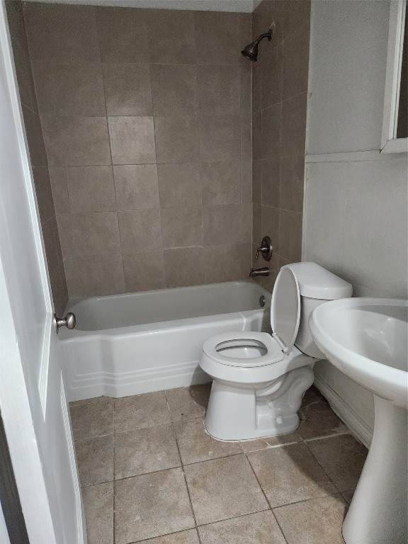 1400 Dyer Avenue Rosenberg, TX 77471 - Photo 11 of 20 a bathroom with a toilet a sink and bathtub
