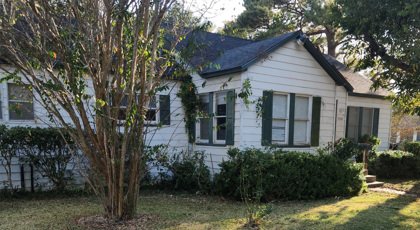 1400 Dyer Avenue Rosenberg, TX 77471 - Photo 2 of 20 a view of a house with a garden