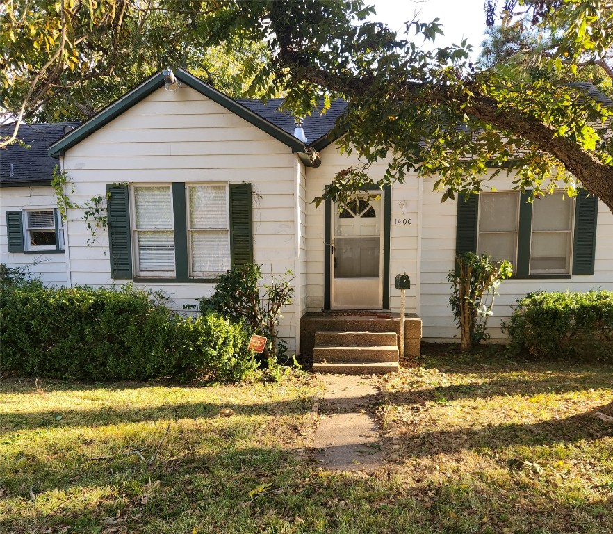 1400 Dyer Avenue Rosenberg, TX 77471 - Photo 3 of 20 a front view of a house with garden
